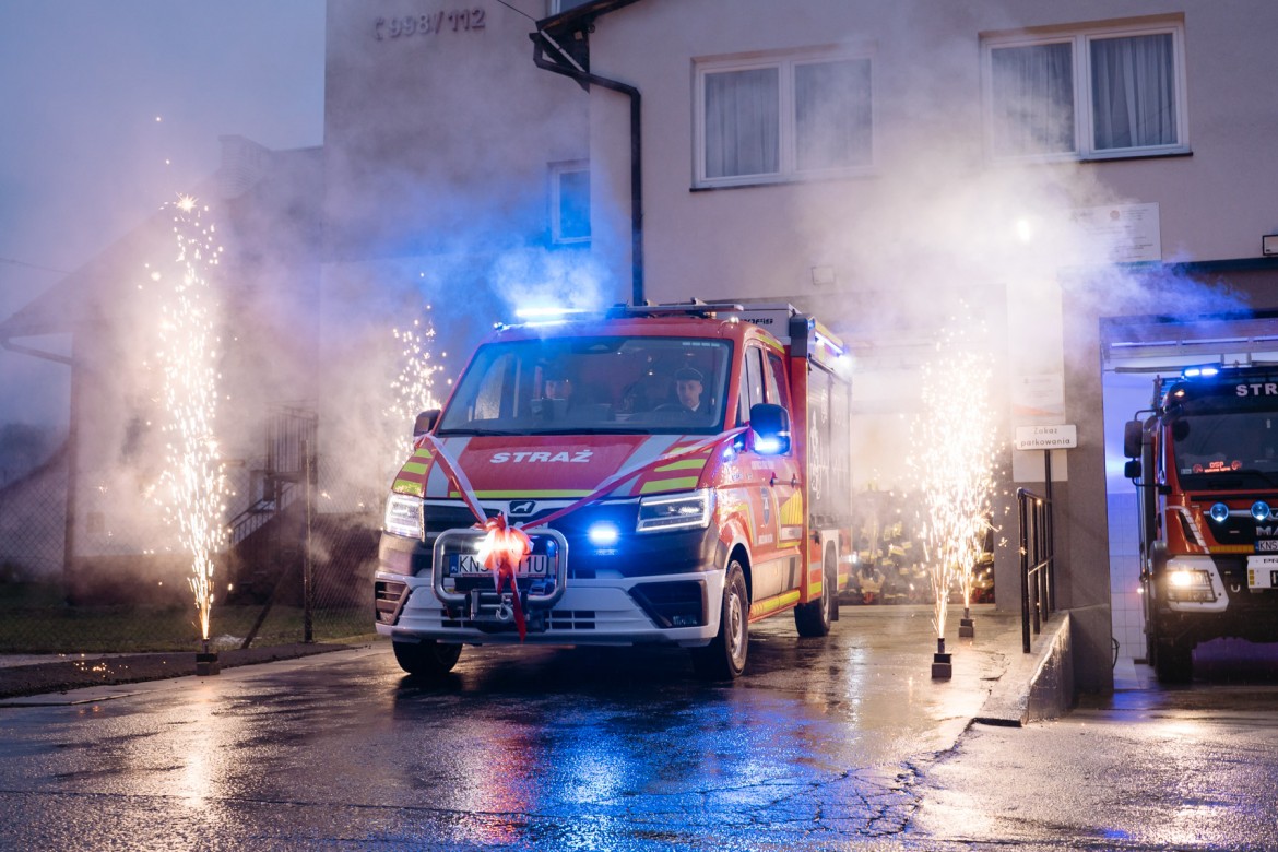 Nowy wóz ratowniczy dla OSP Krużlowa Wyżna. Uroczyste przekazanie rozpoczęło się w Grybowie