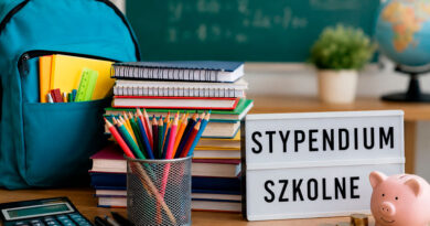 Stypendium szkolne w Grybowie – plecak, książki, przybory szkolne i skarbonka symbolizujące pomoc materialną dla uczniów.